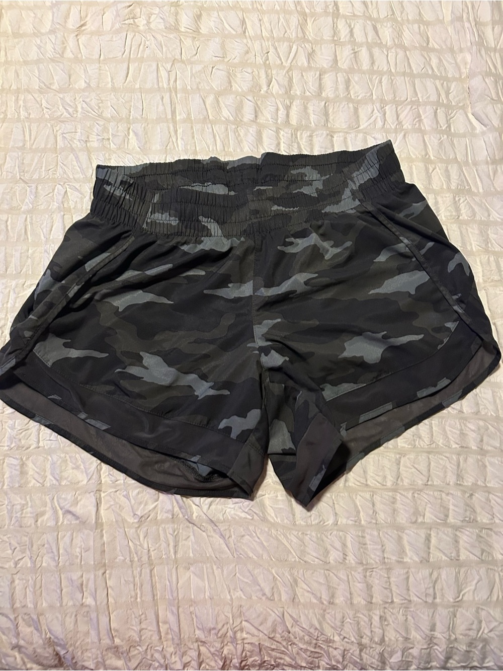 Athleta Mesh Racer Run Short 4” Black and Gray Camo